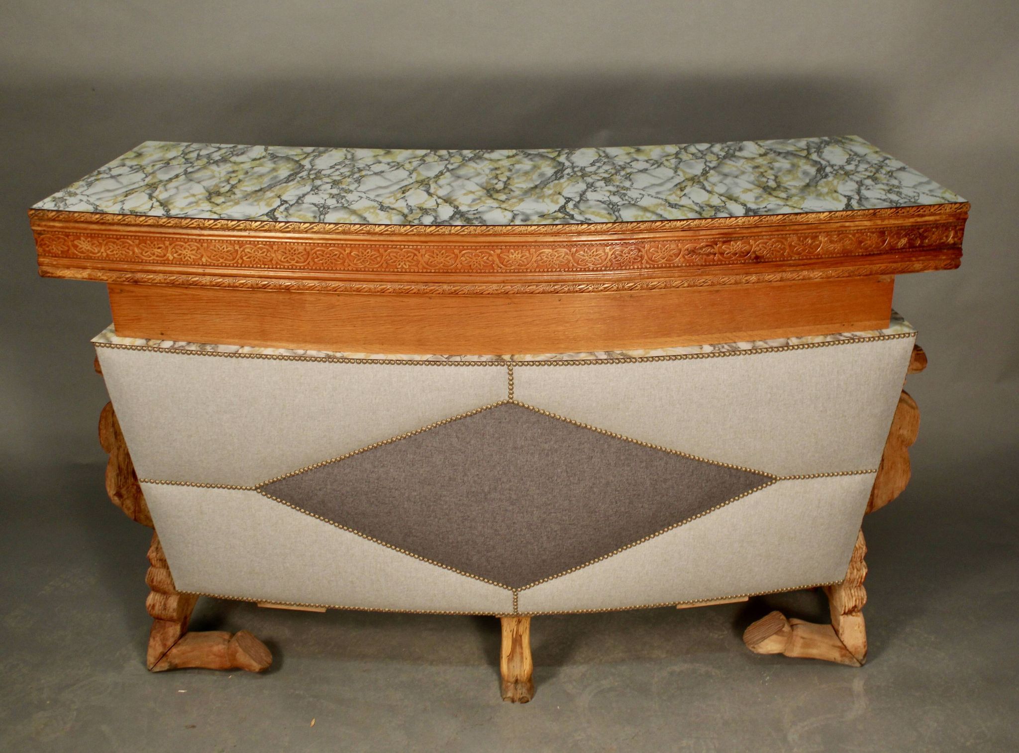 Bar moderne à décor de chameaux