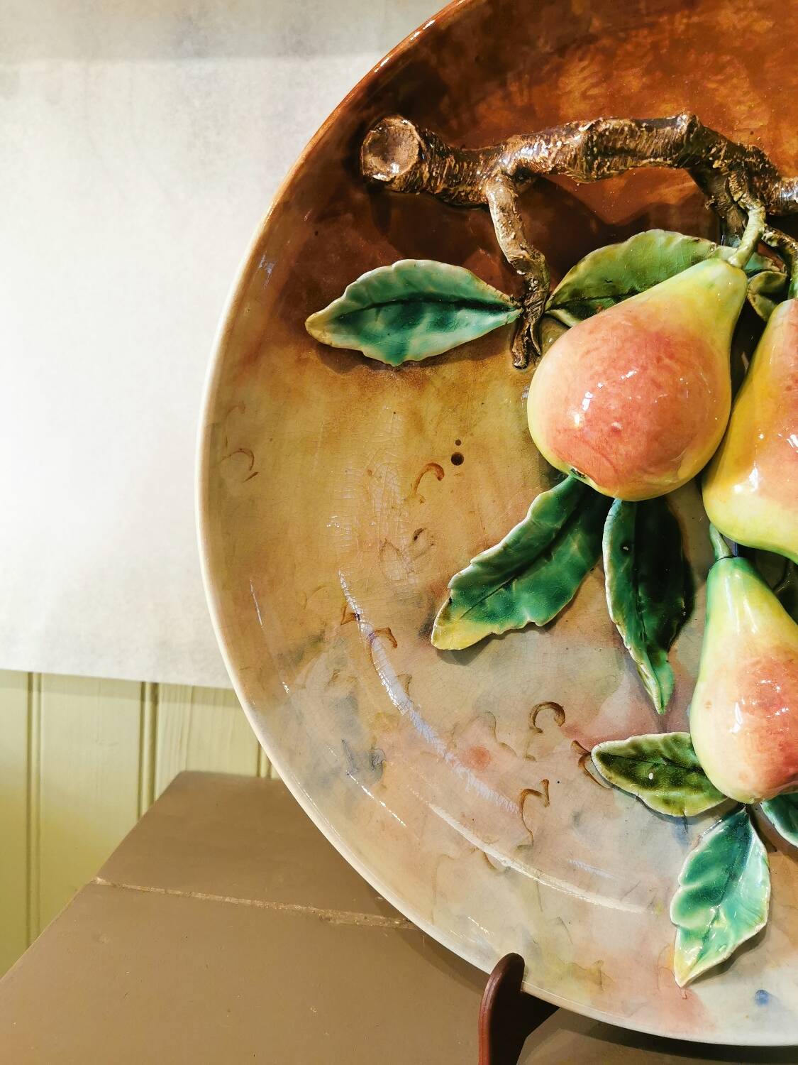 Large barbotine dish