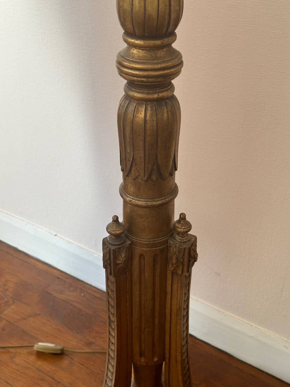 Lampadaire en bois doré Style Louis XVI