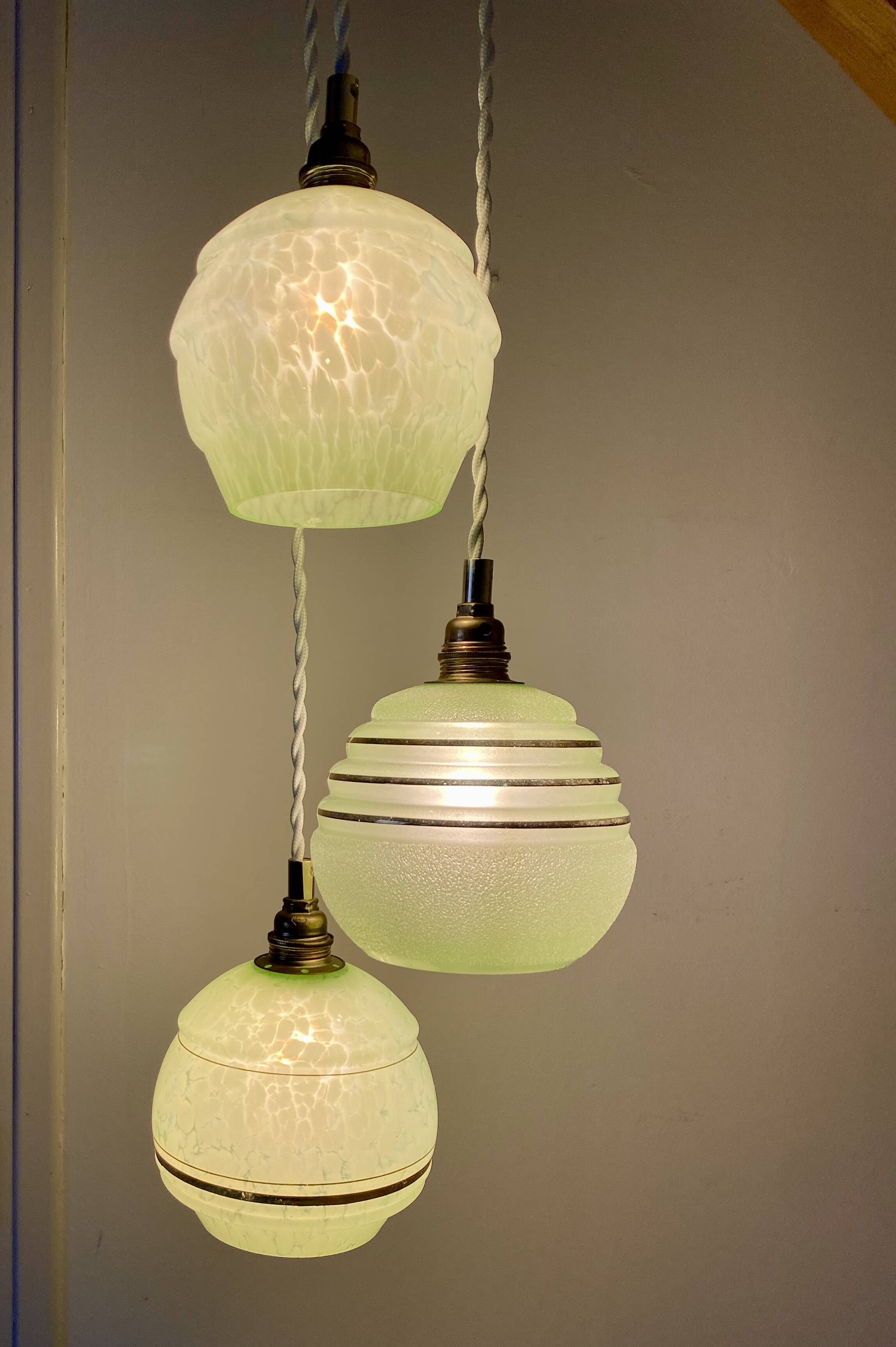Suspension triple globes vintage art déco en verre vert et doré