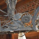 Lustre en fer forgé style art déco avec décor de fleurs