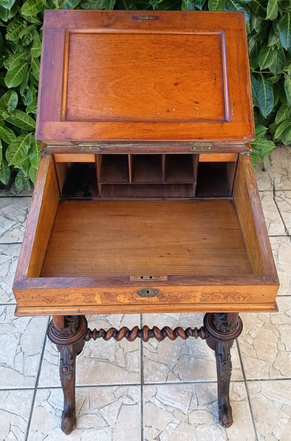 Davenport desk in marquetry walnut, Victorian era.