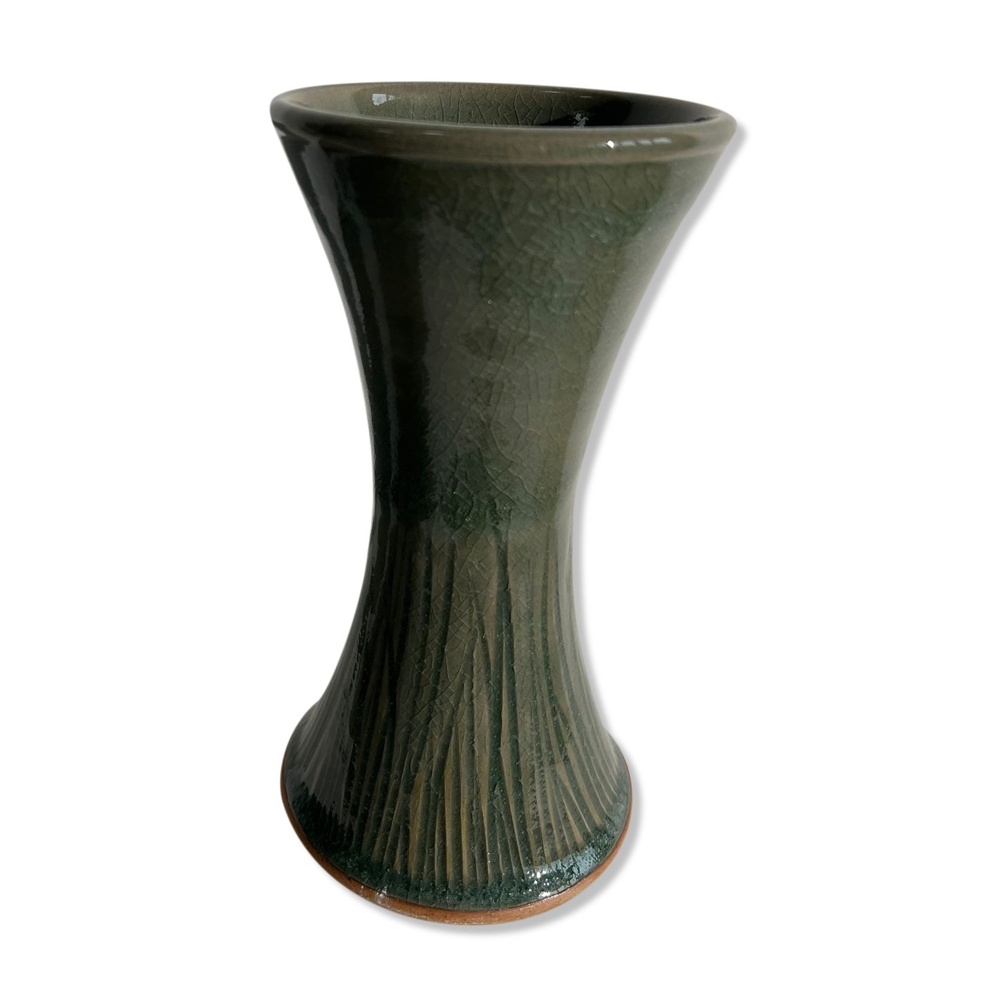 Vase artisanal vert foncé avec brins d'herbe en céramique glacée