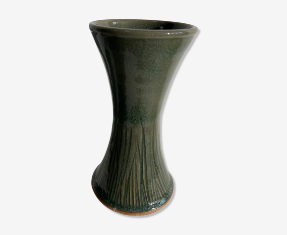 Vase artisanal vert foncé avec brins d'herbe en céramique glacée
