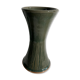 Vase artisanal vert foncé avec brins d'herbe en céramique glacée