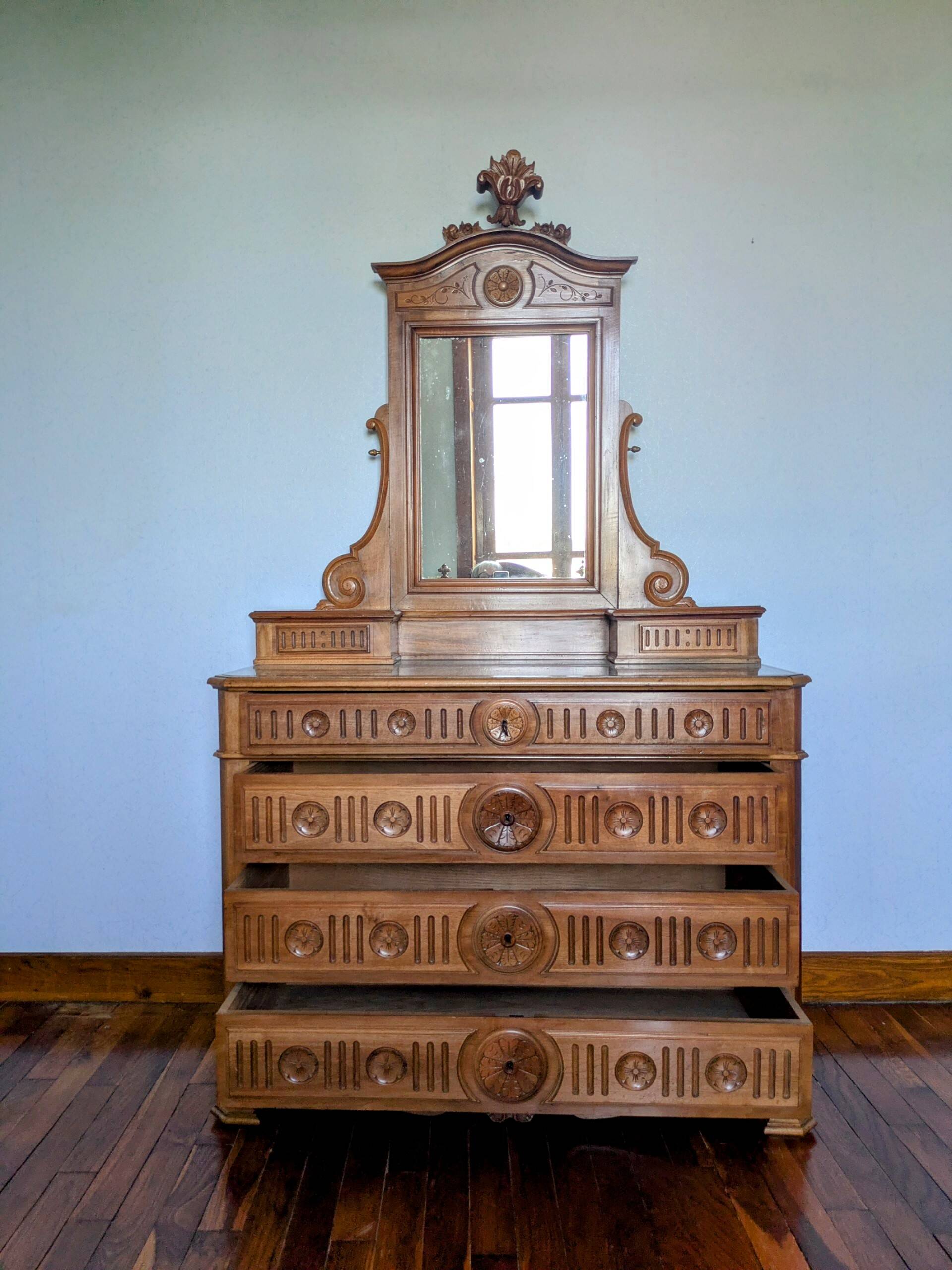 Dressing table in fine walnut from the 19th century.