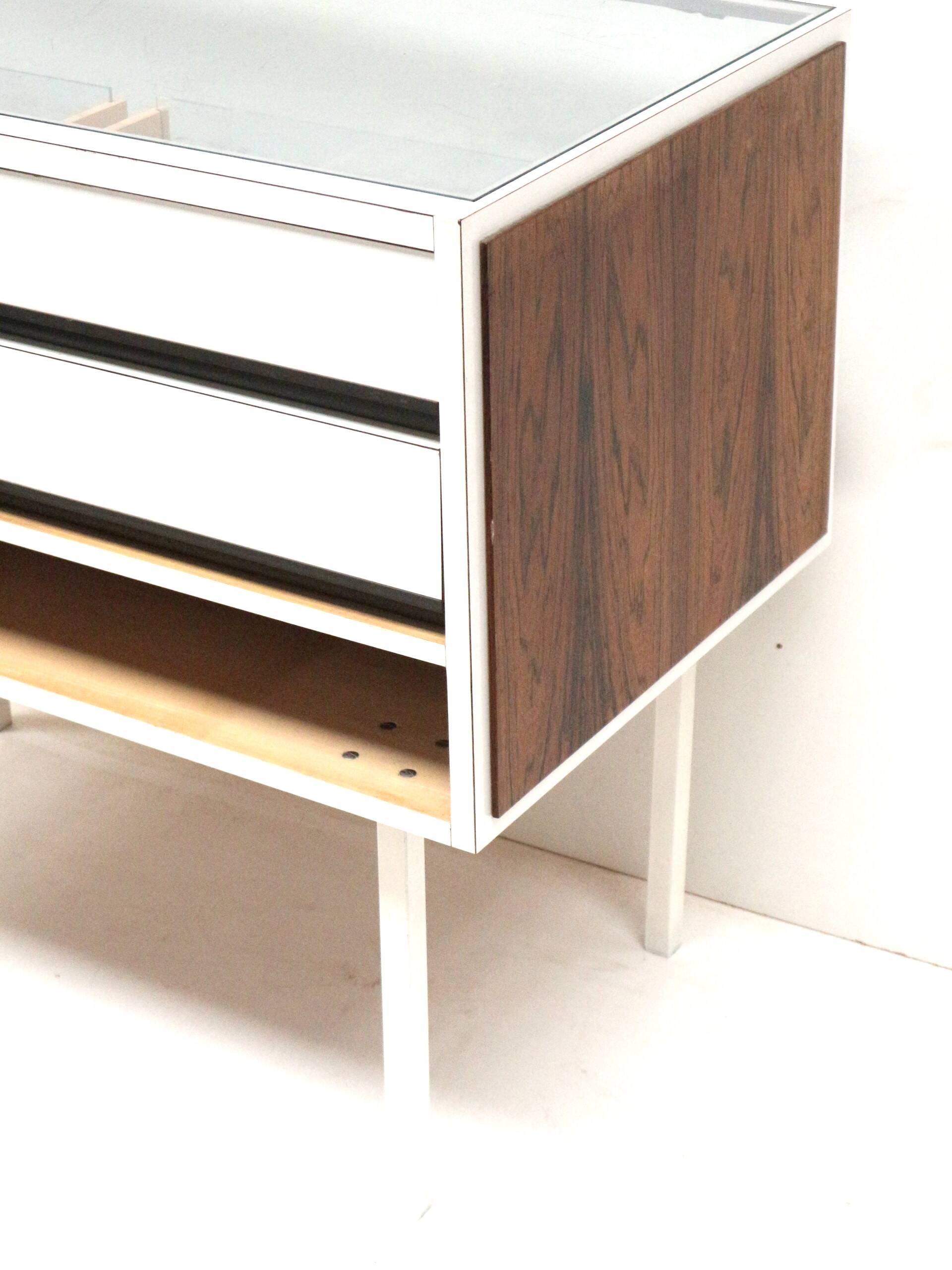 Comptoir/bureau vintage en verre avec tiroirs réalisé dans les années 1970