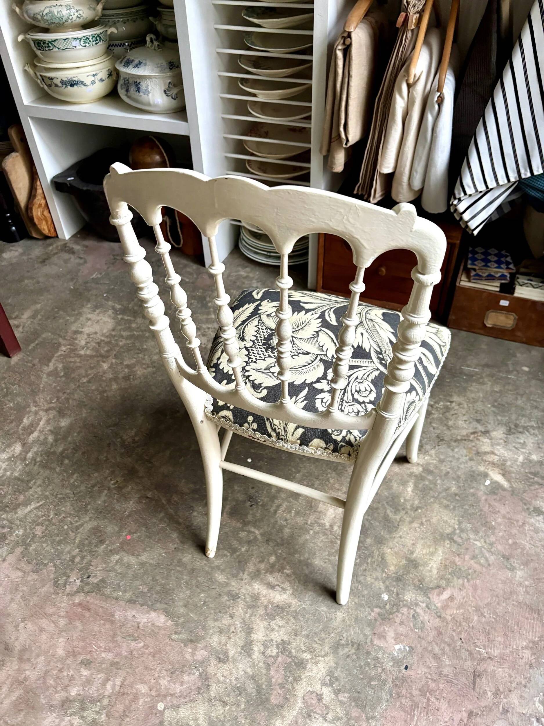 Chaise Napoléon III en bois blanc et coton "Grands Pavots" Antoinette Poisson