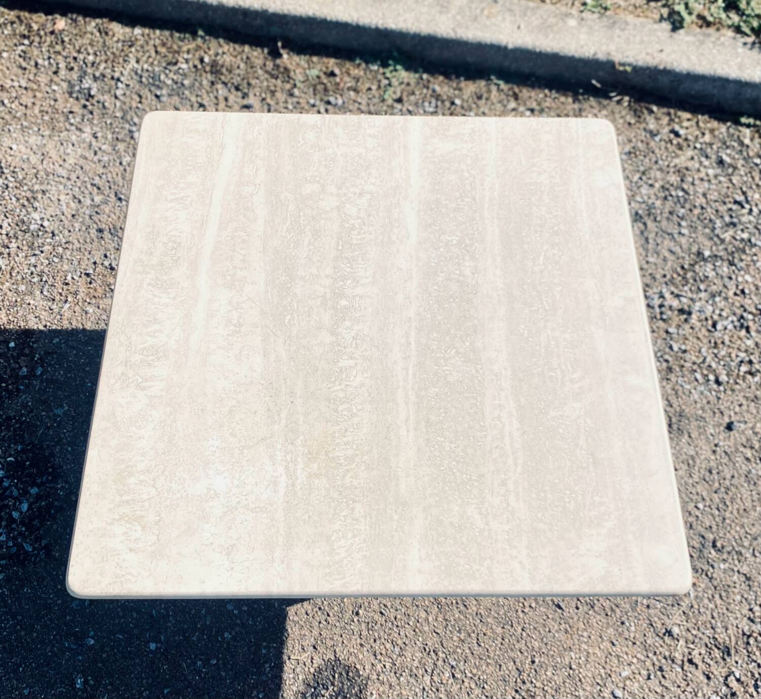 Table basse carrée en travertin vintage