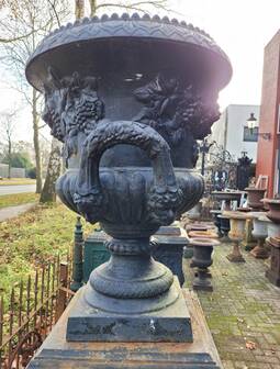 Grandes jardinières anciennes en fonte sur piédestal