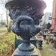 Grandes jardinières anciennes en fonte sur piédestal