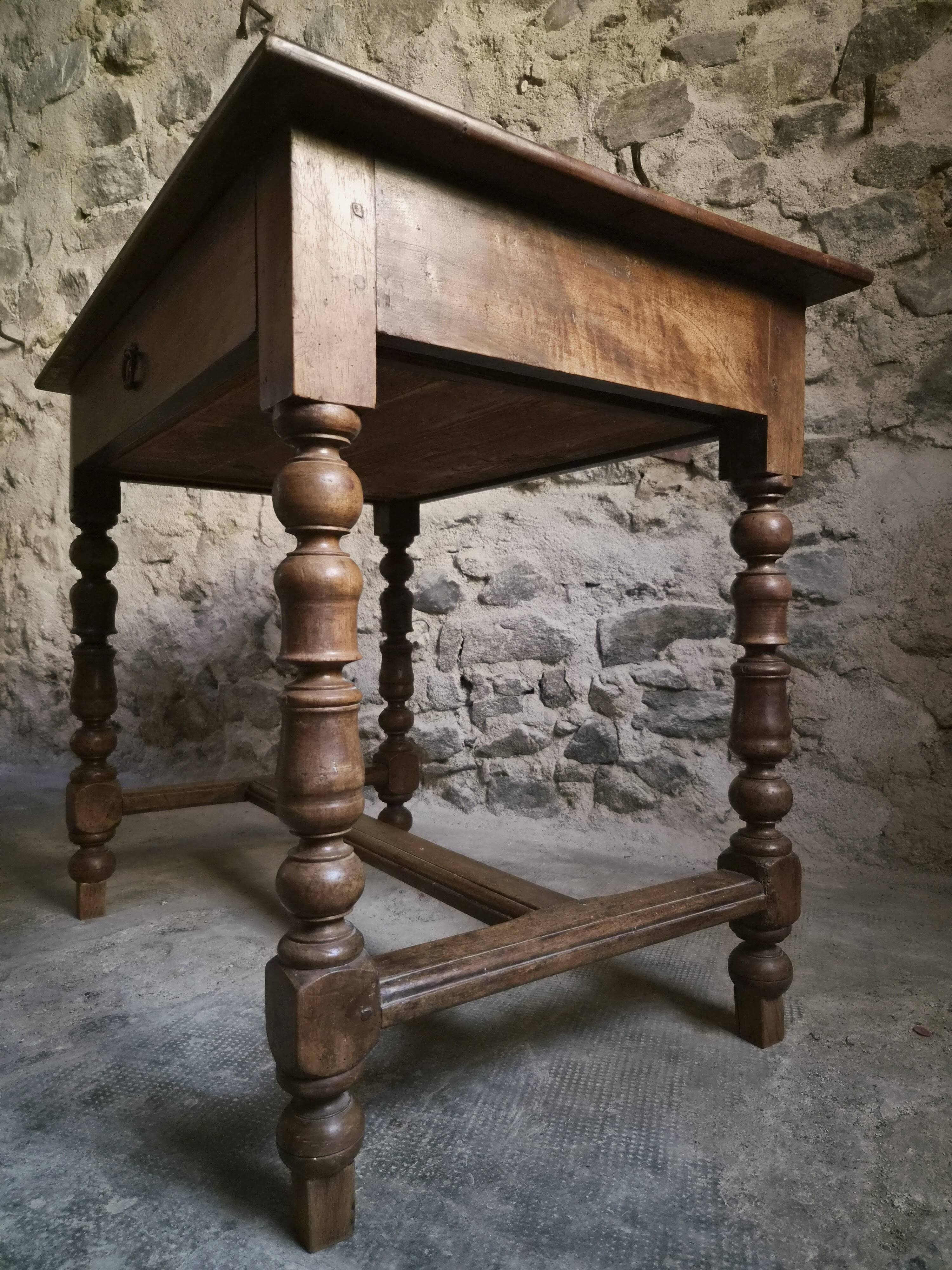 Table d'écriture française ancienne en noyer, bureau du XVIIIe siècle avec tiroir, vers 1750–1800