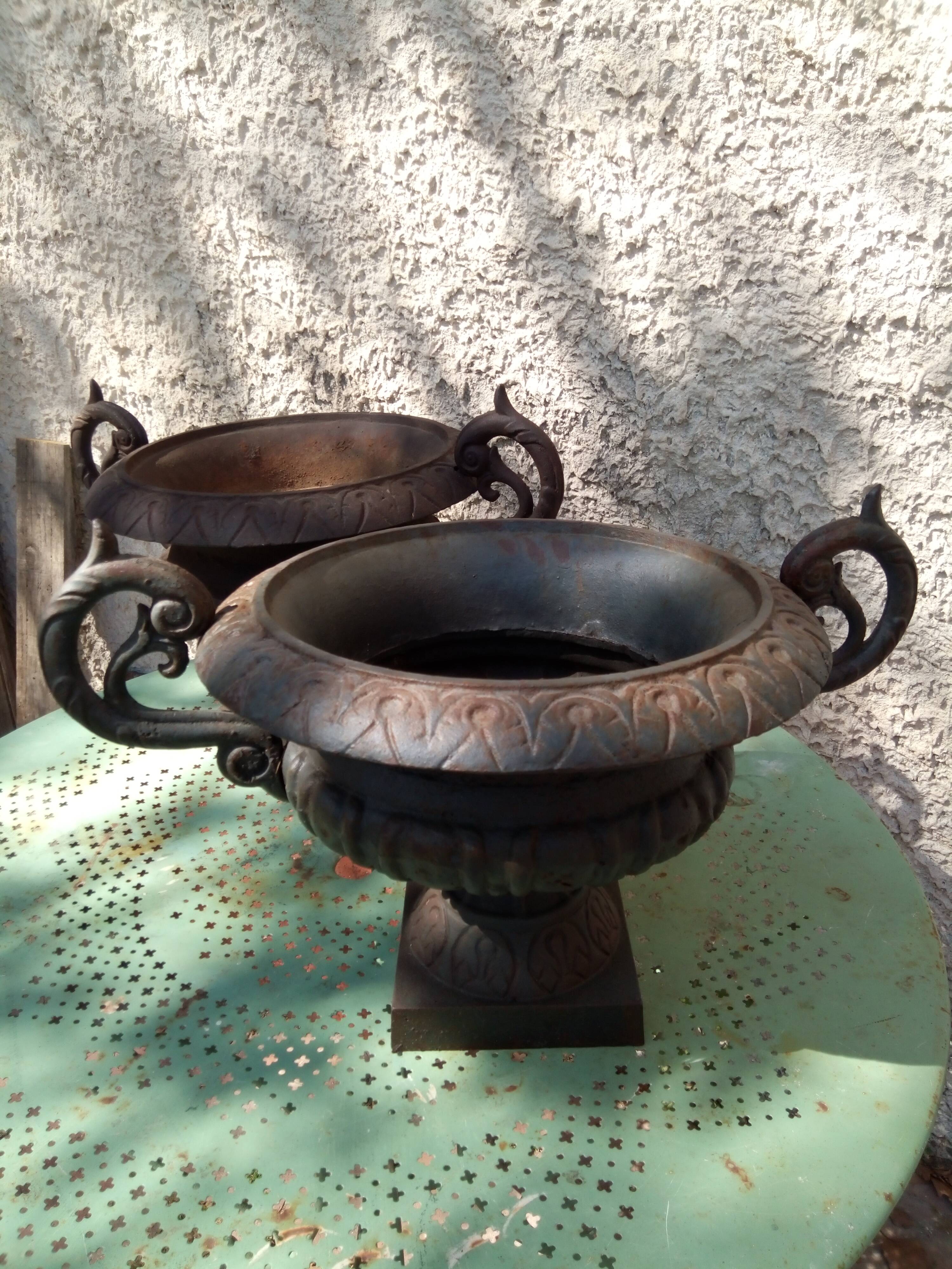 Former pair of iron cast Medici planters
