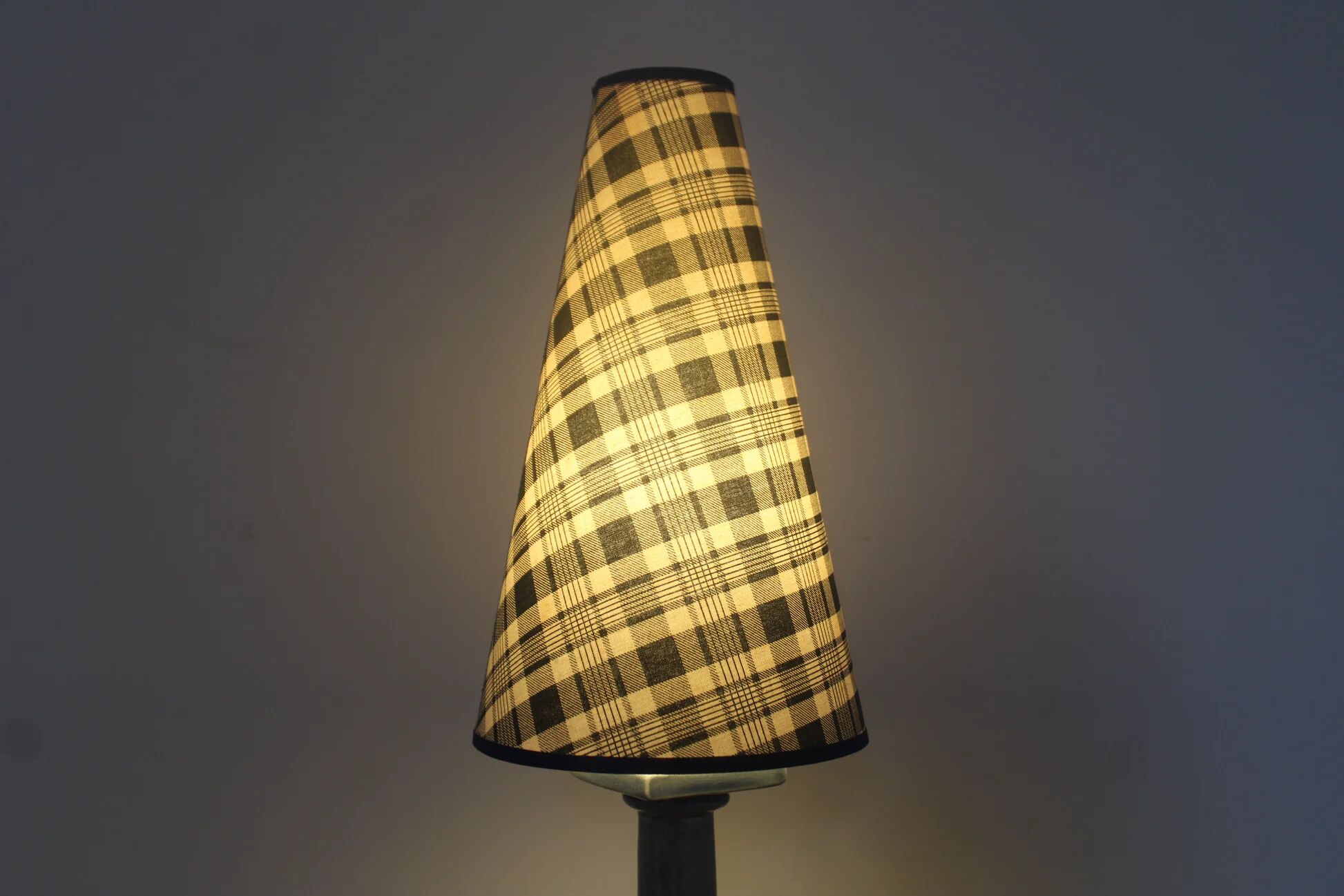 Vintage table lamp in bluish grey ceramic – Conical lampshade in Scottish tartan – 1970s/80s