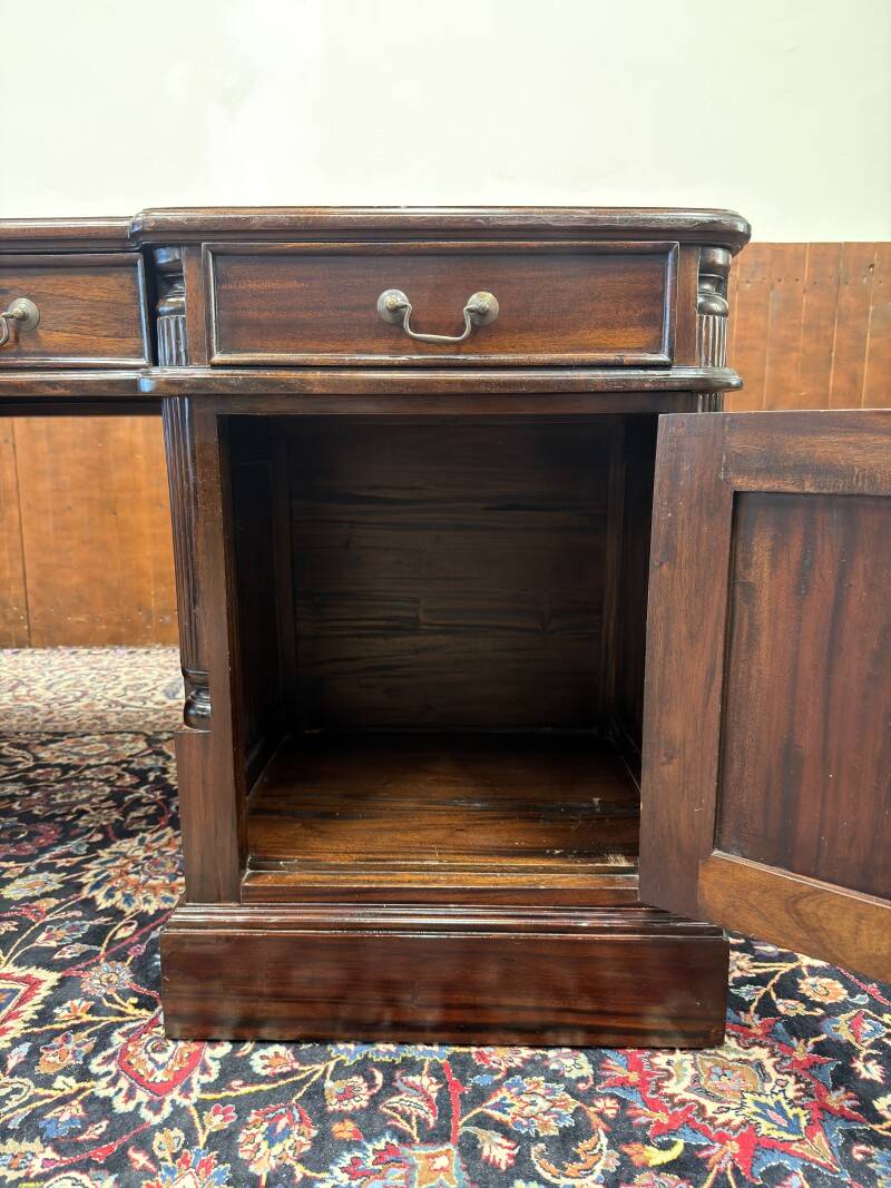 Classic Chesterfield English Desk Partnerdesk