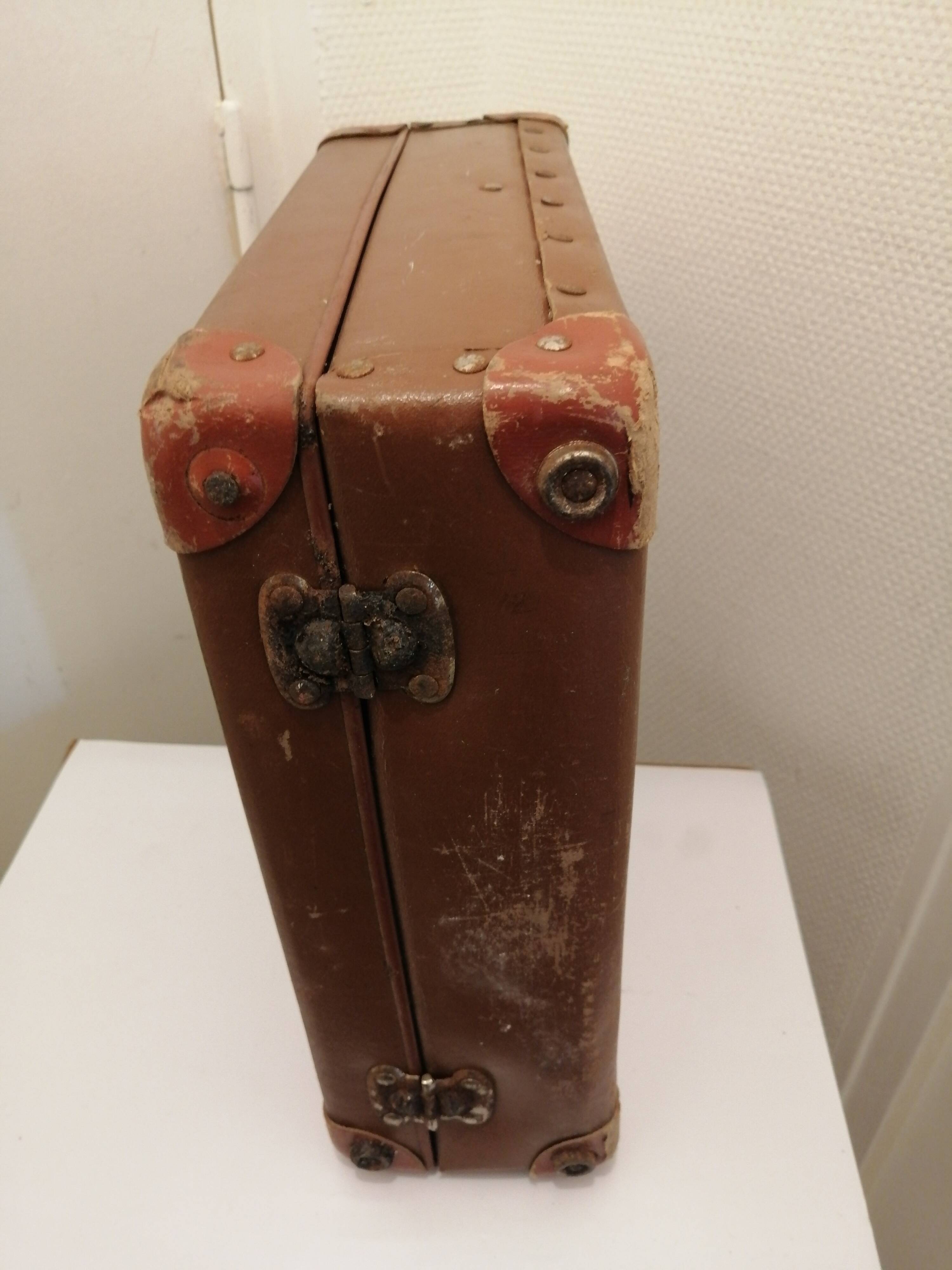 Small old suitcase to revamp