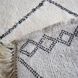 Boujaad rug in white and black natural wool, hand-woven, size 250 x 150 cm
