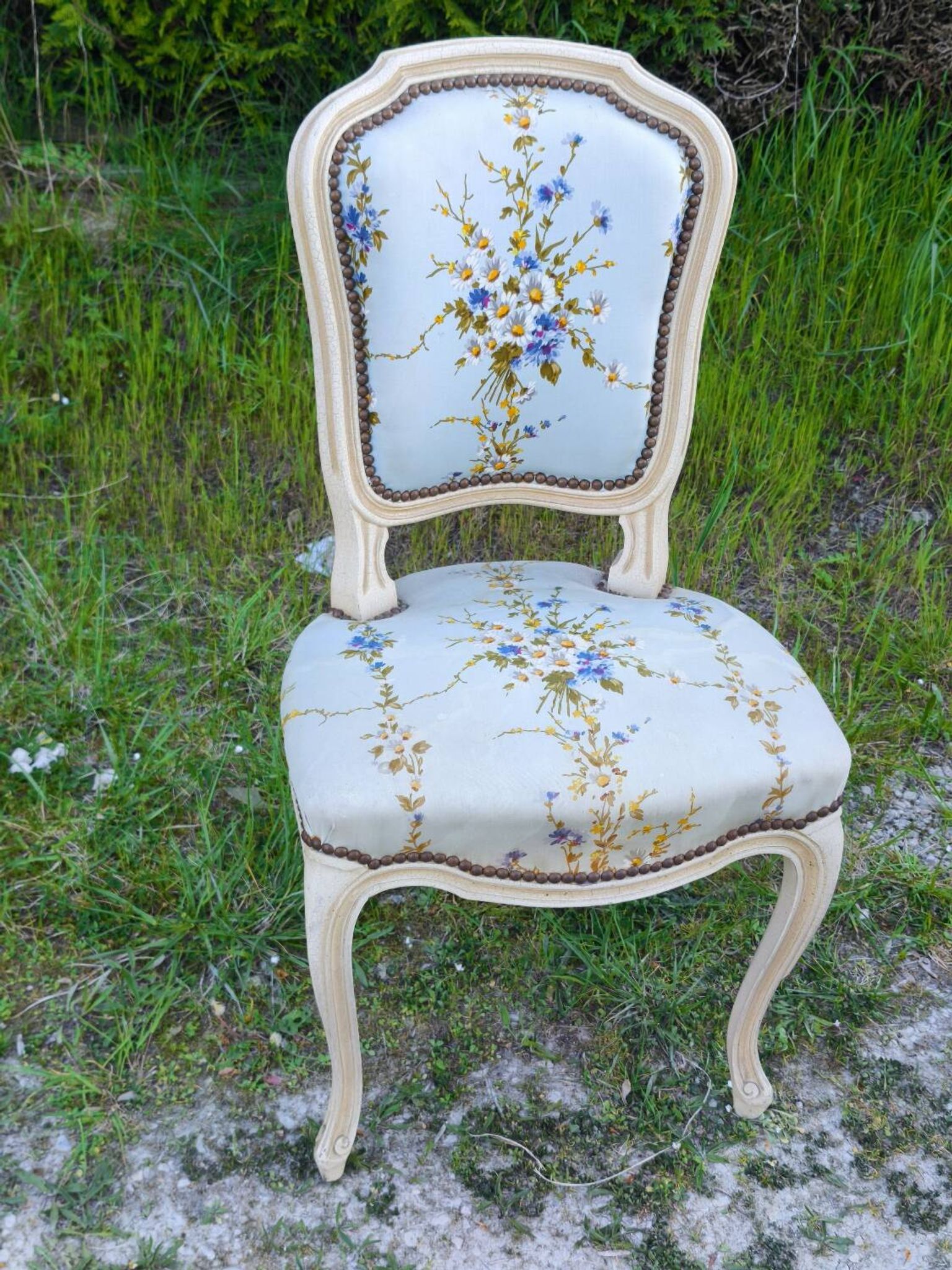 Pair of Louis XV style cabriolet chairs with a patina – floral fabric