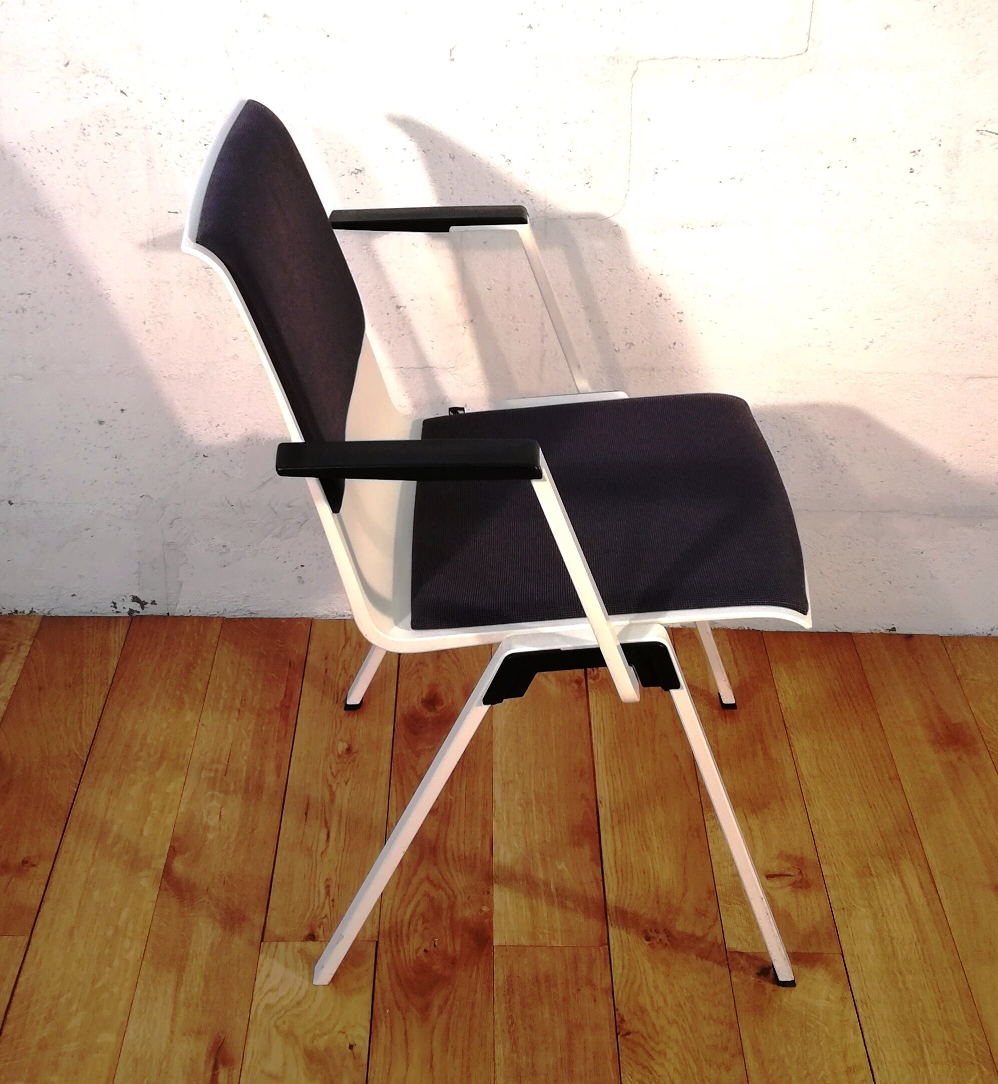 Publica visitor chair