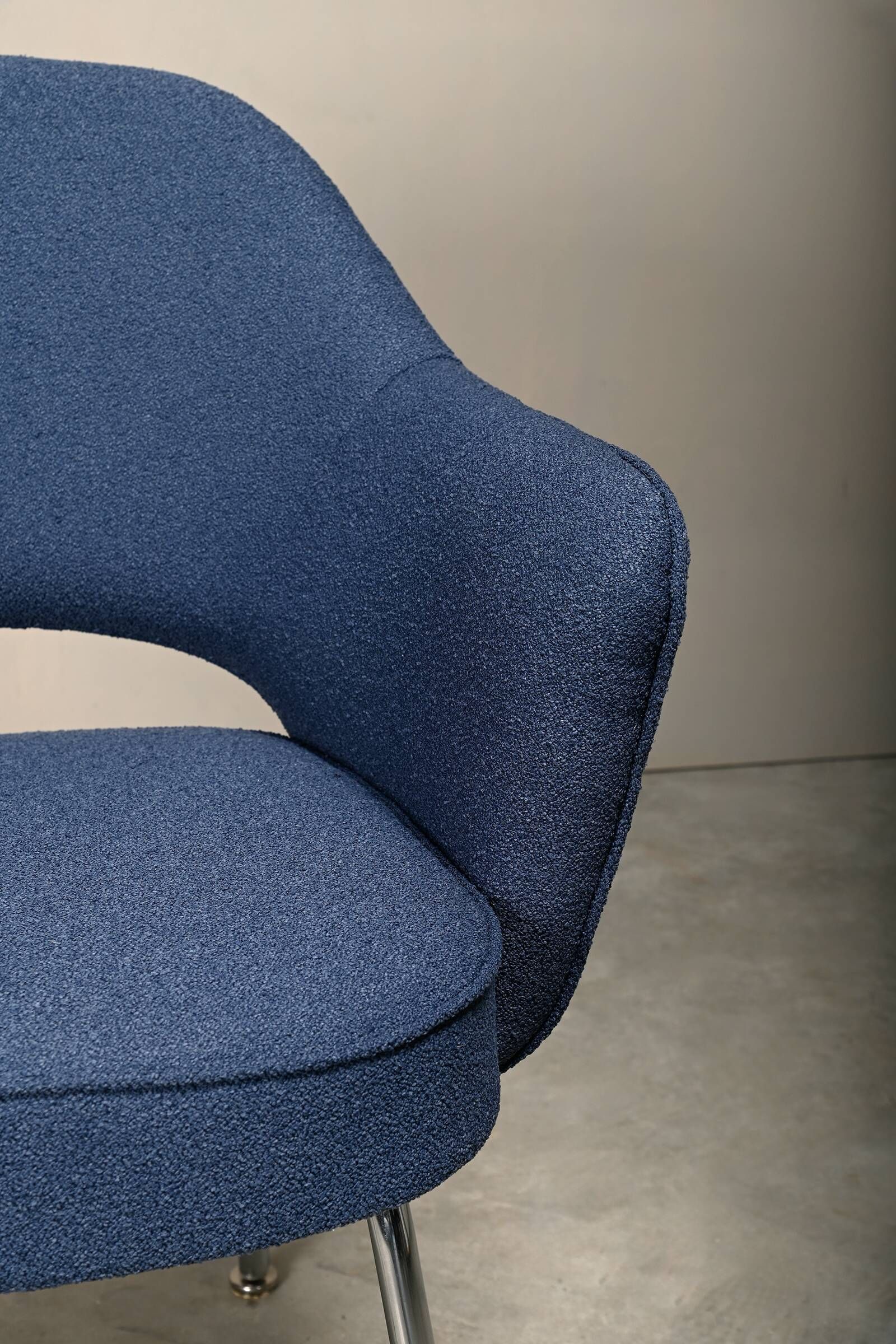 Eero Saarinen Executive Armchair in Blue Bouclé fabric for Knoll International