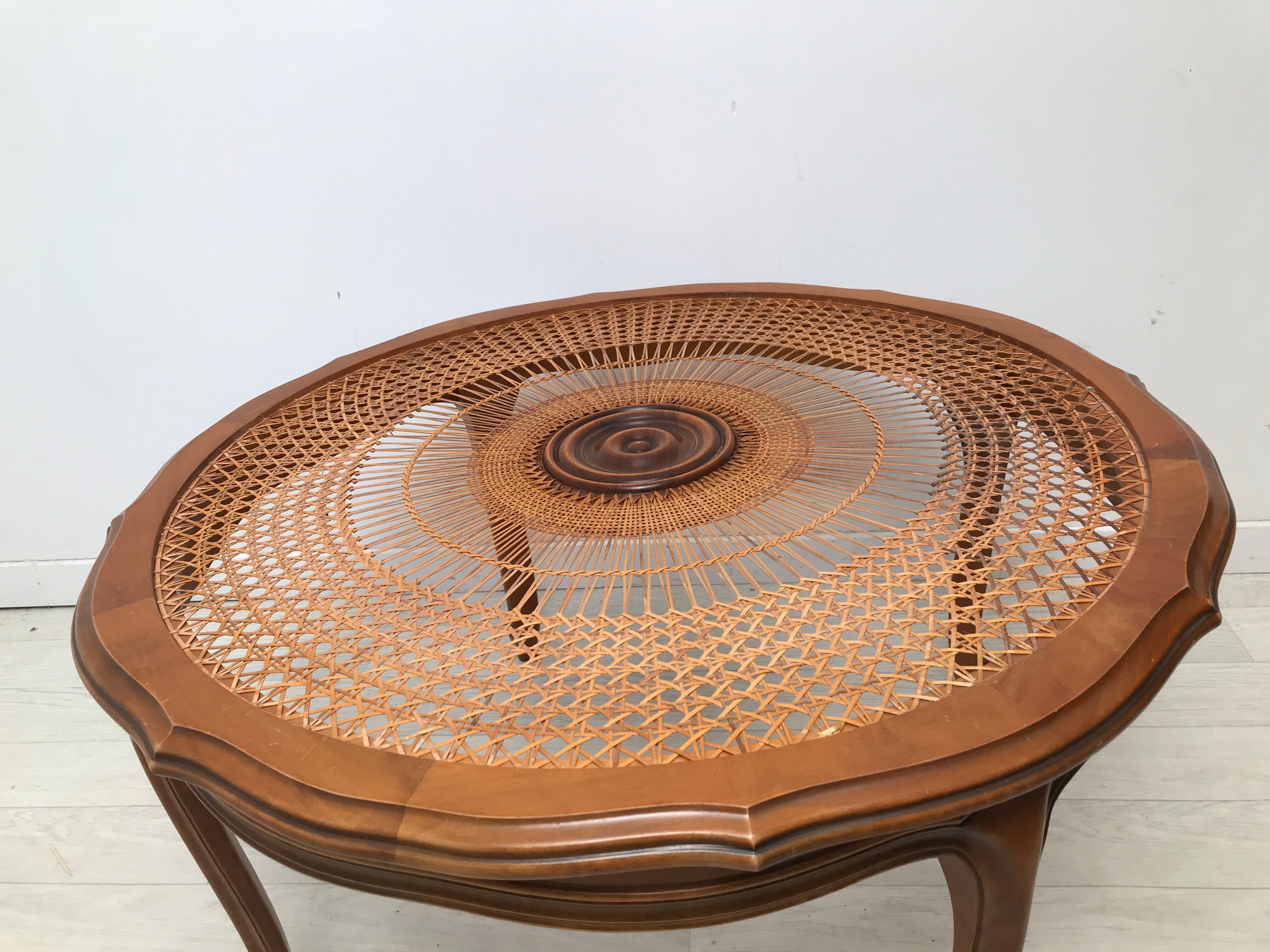 Table basse en bois mérisier et cannage vintage
