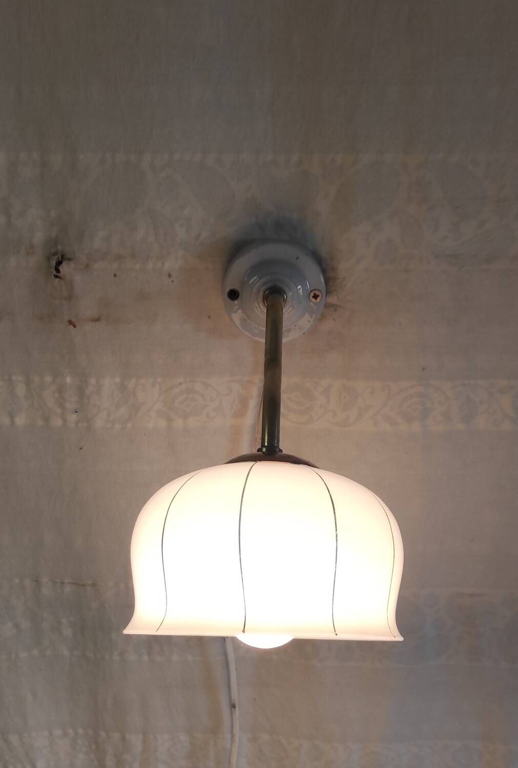 Vintage wall light in brass, porcelain and opaline - mid 20th century.