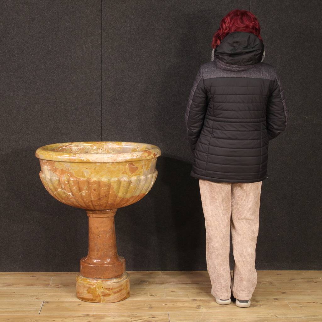 Bénitier ancien en marbre rouge de Vérone du XIXe siècle