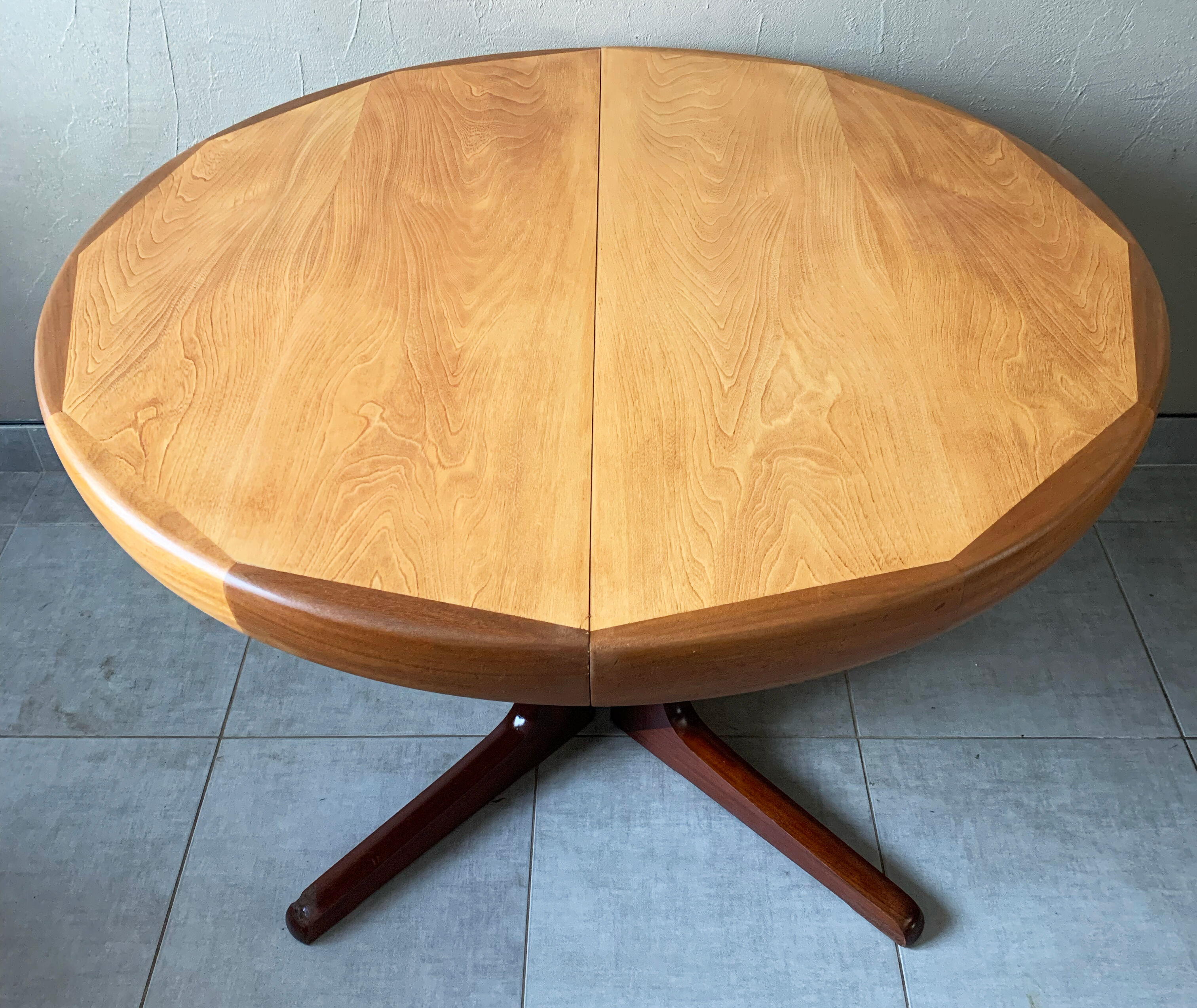 Vintage round Scandinavian table with extendable star center leg