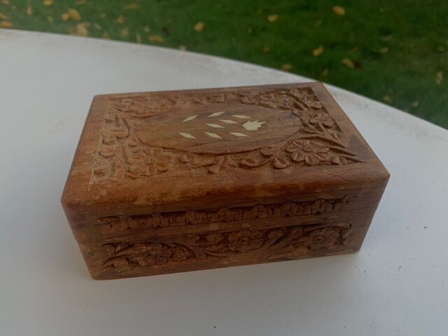 Jewelry box or card box in chiseled wood and vintage mother-of-pearl