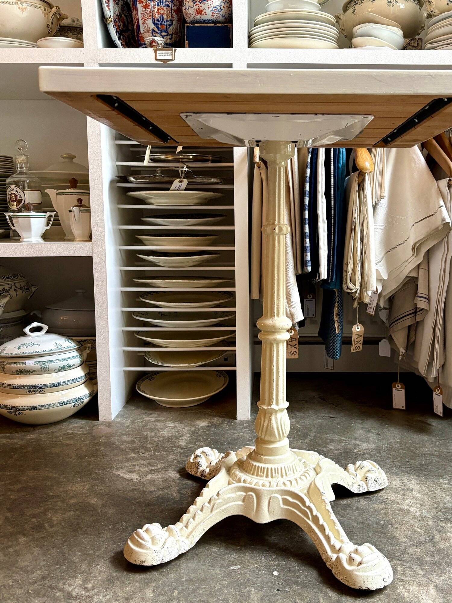 Bistro table in beige cast iron and ecru wood