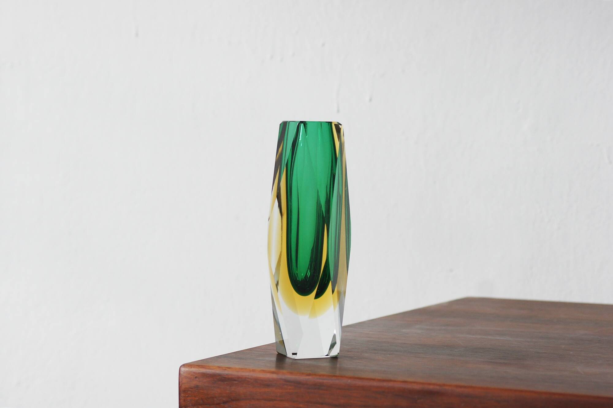 Vase à facettes en verre Sommerso vert et ambré