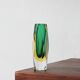 Vase à facettes en verre Sommerso vert et ambré
