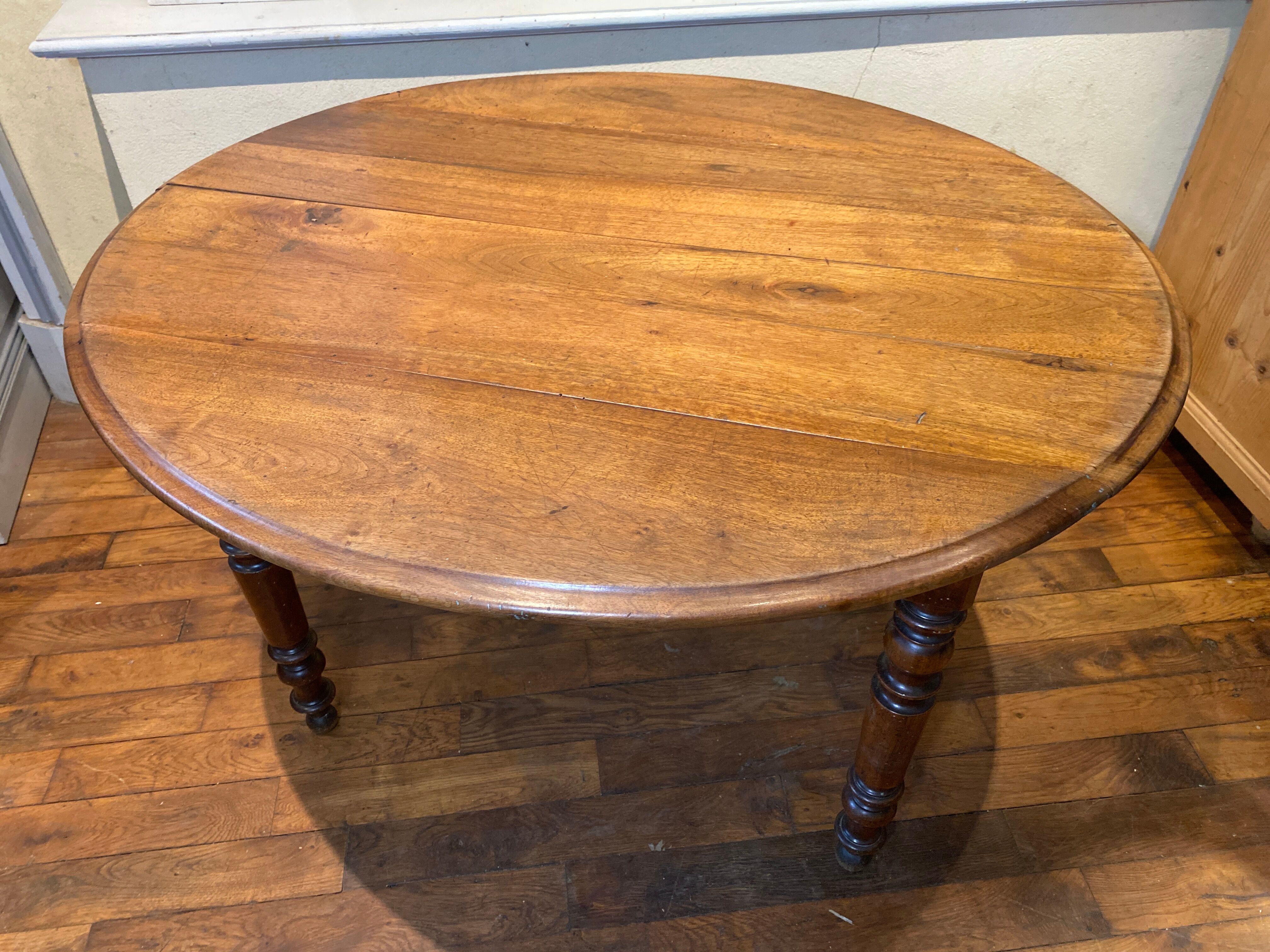 Table with oval shutter in walnut foot turned