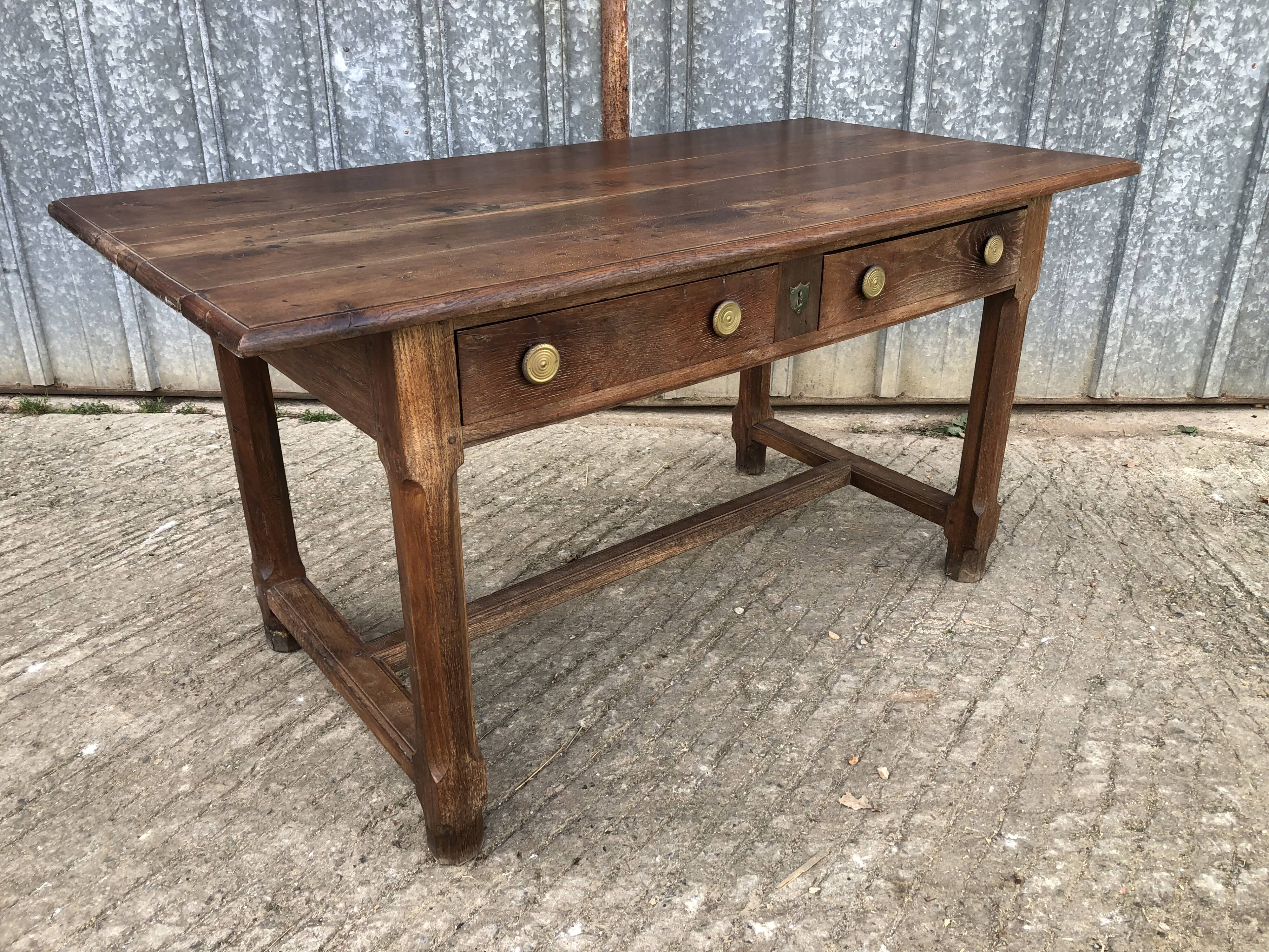 Table ancienne à barre à chat en chêne massif avec 2 tiroirs de face.