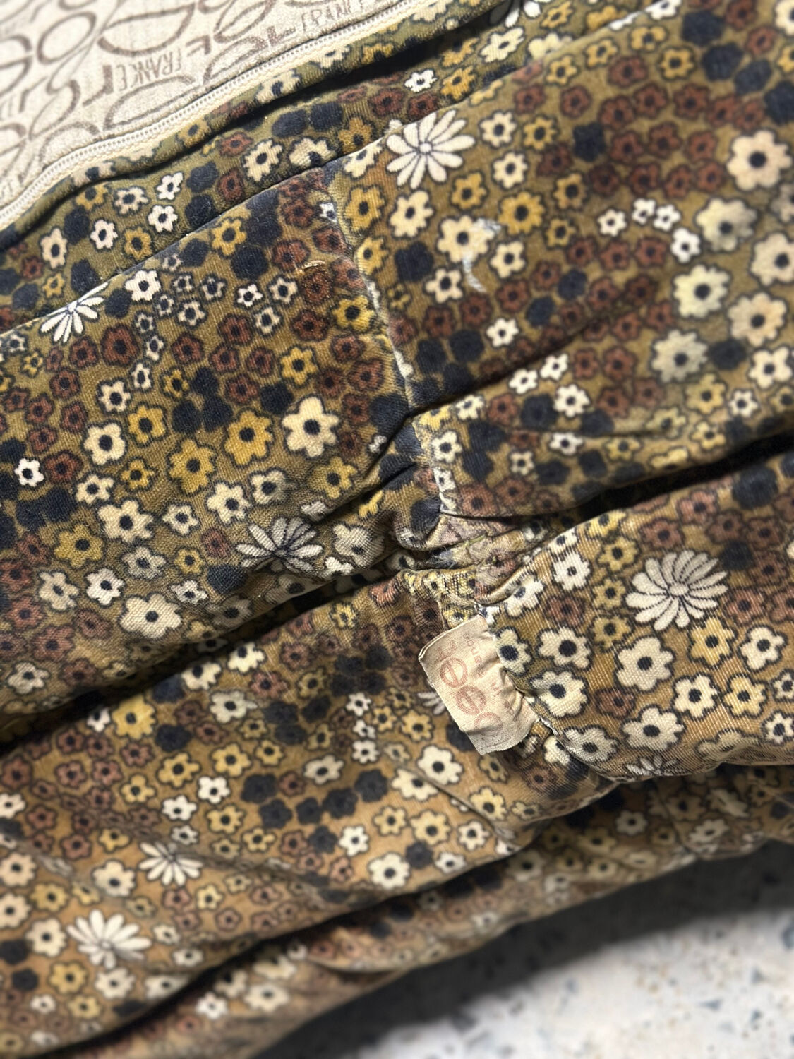 Pouf Togo vintage velours liberty fleurs marron Ligne Roset (rare)