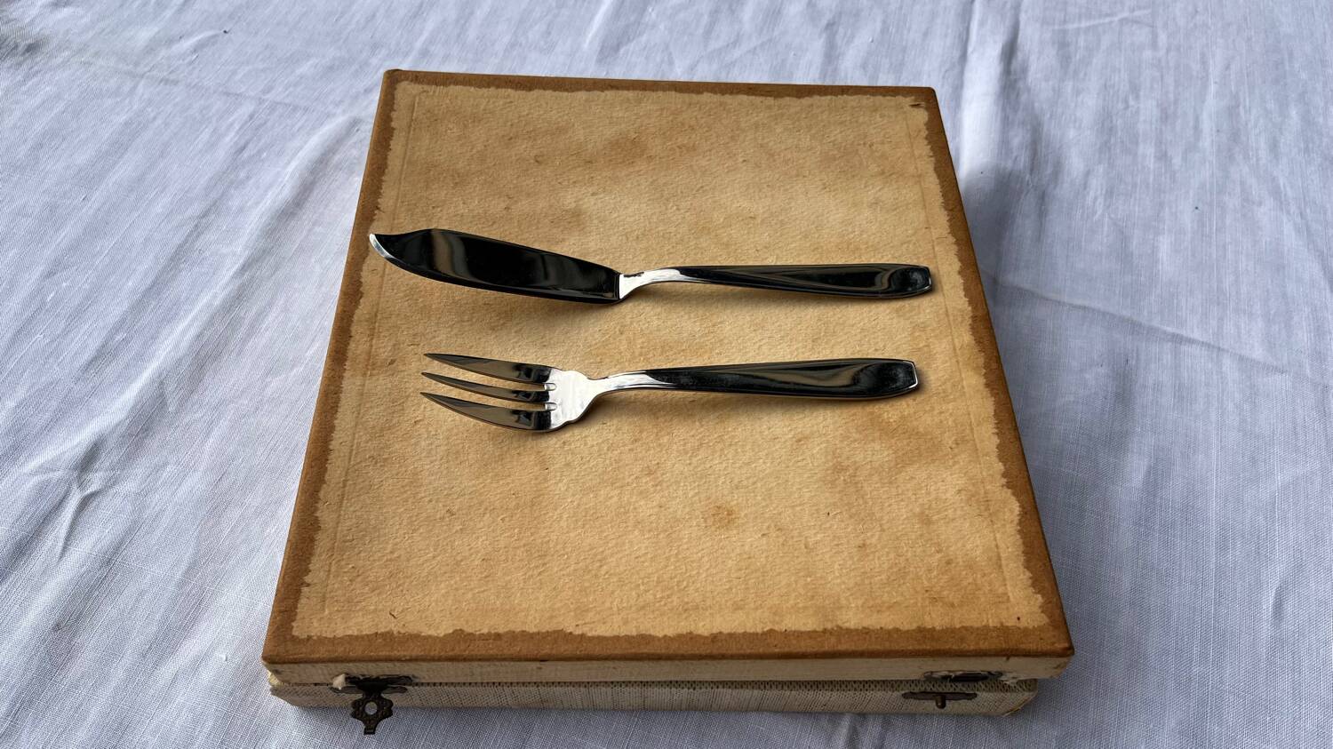 Goldsmith's box of 19 fish cutlery