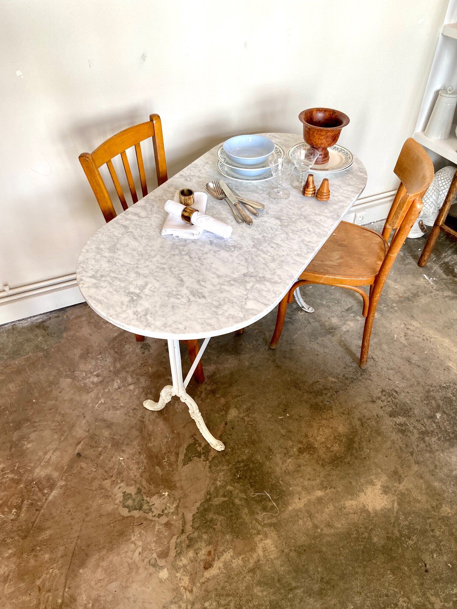 Bistro table in grey marble and white ☐ cast iron 120 x 60 cm