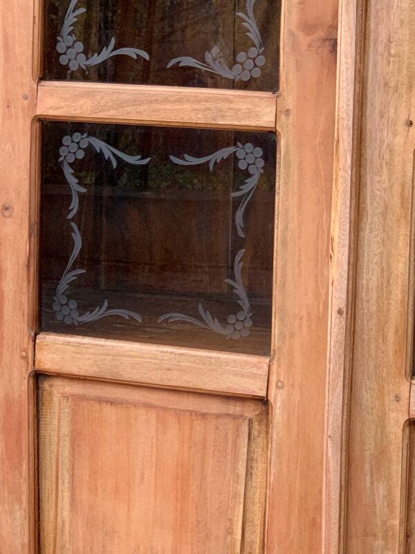 Armoire parisienne en bois brut et vitres gravées 1920