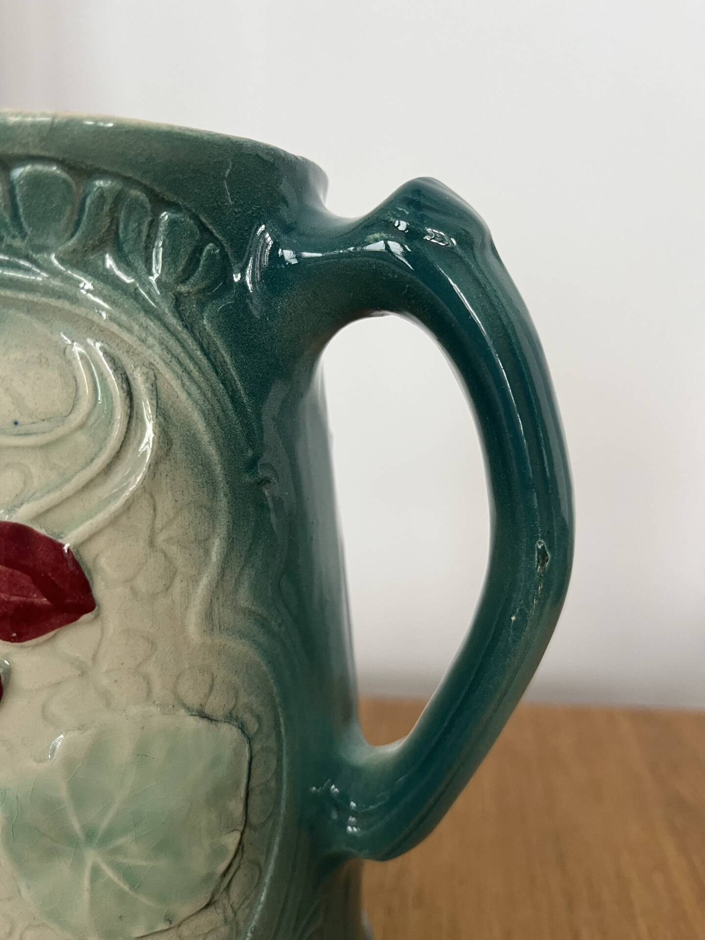 Pichet barbotine Art Nouveau « Capucines »