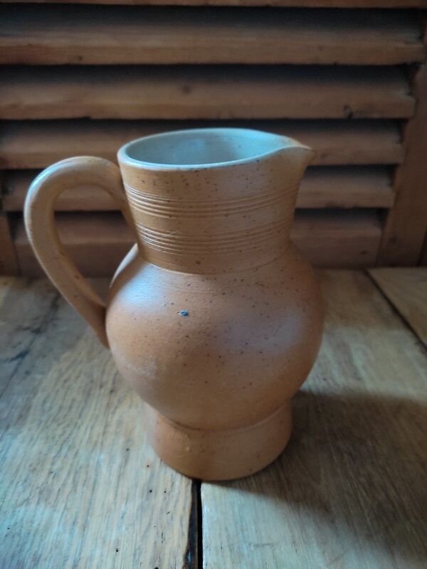 Pitcher carafe in sandstone of berry