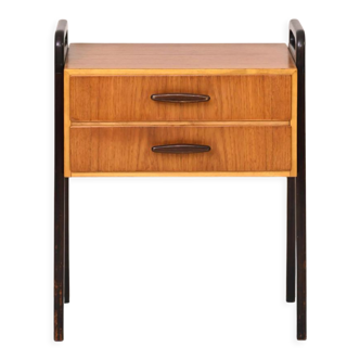 Table de chevet scandinave avec des détails noirs