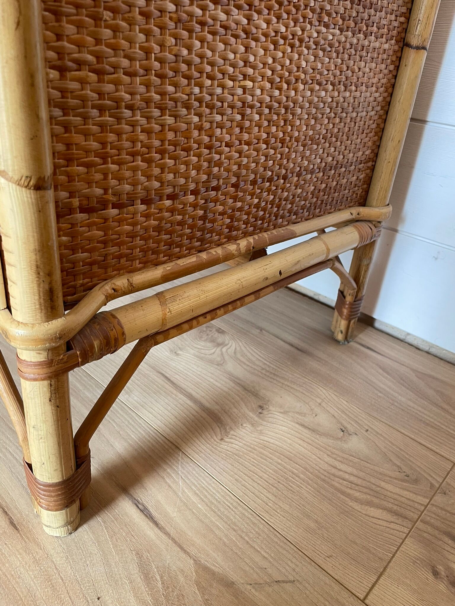 Vintage rattan and woven wicker desk with 4 drawers – Centrepiece – Style