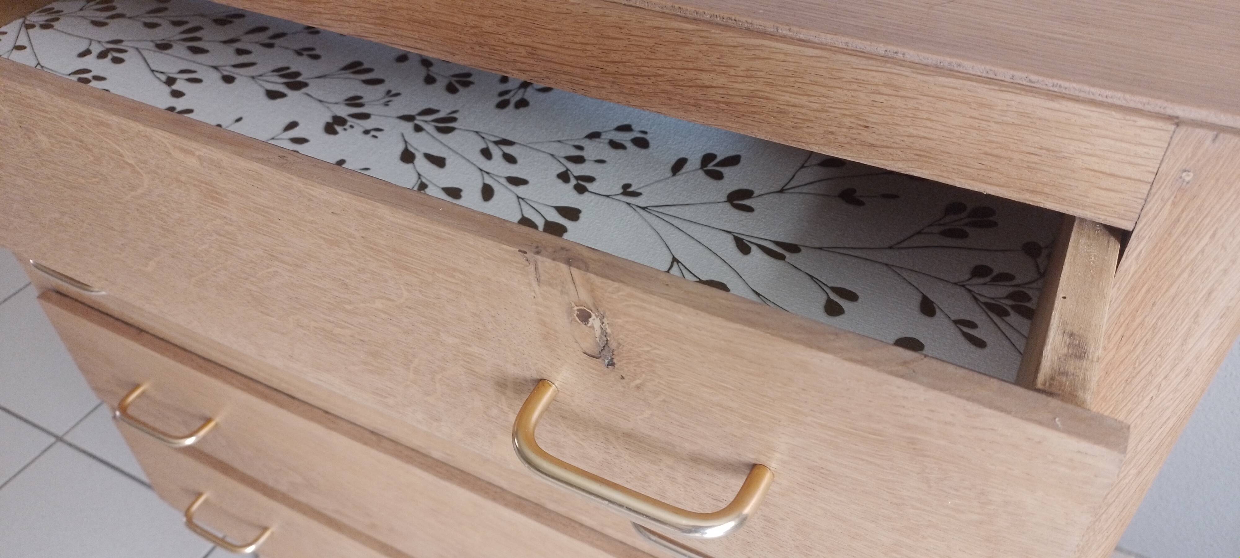 Oak chest of drawers