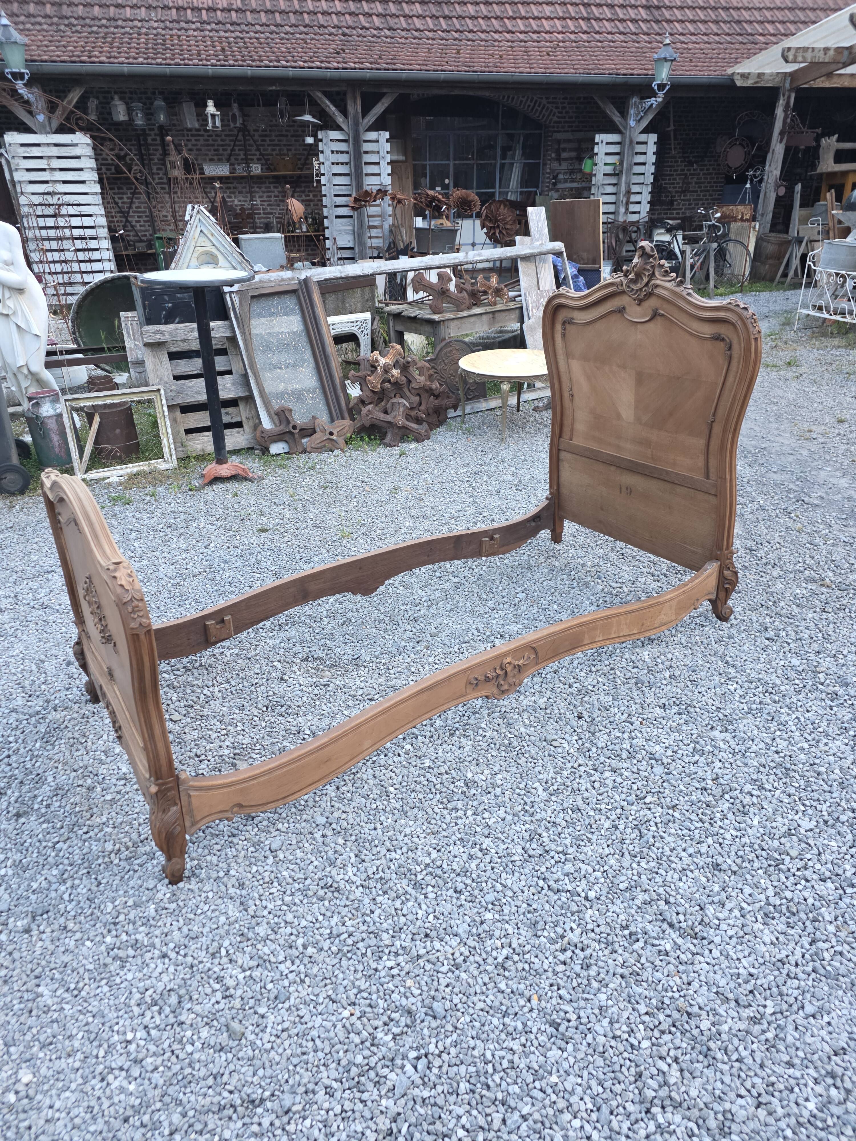 Lit style Louis XV en noyer (1 personne)