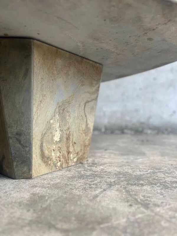 Table basse en granit massif gris clair, de forme triangulaire organique et à base conique, années 1980