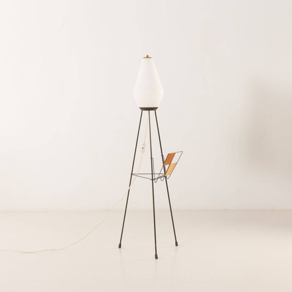 Lampe de sol italienne des années 60 avec un porte-revues dans le style Stilnovo.