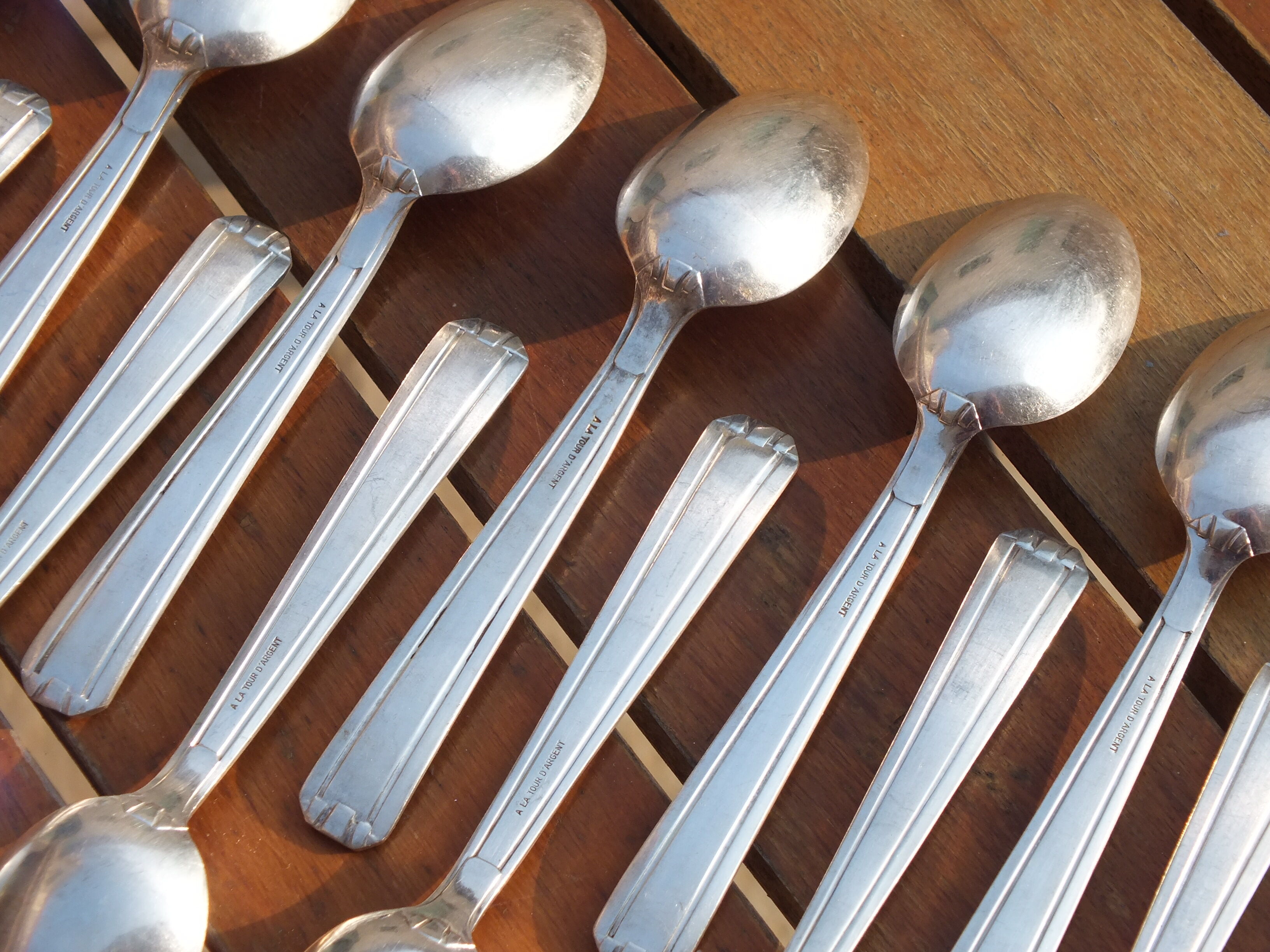 18 petites cuillères Art déco A La Tour d'Argent - en métal argenté Dixi