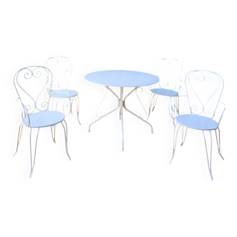 Table ronde et fauteuils de jardin rénovés