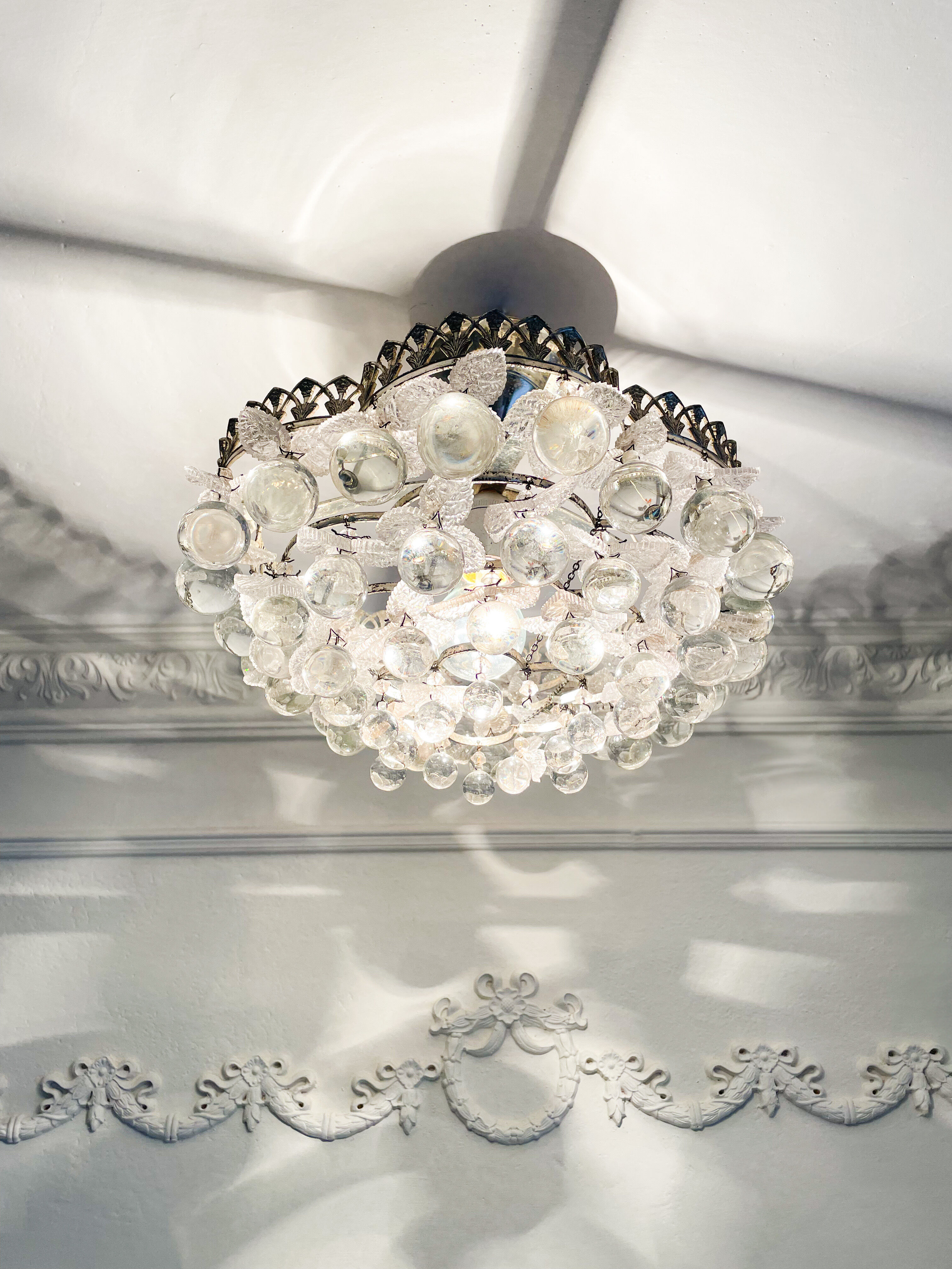 Vintage crystal ceiling light decorated with leaves and clusters – Spain