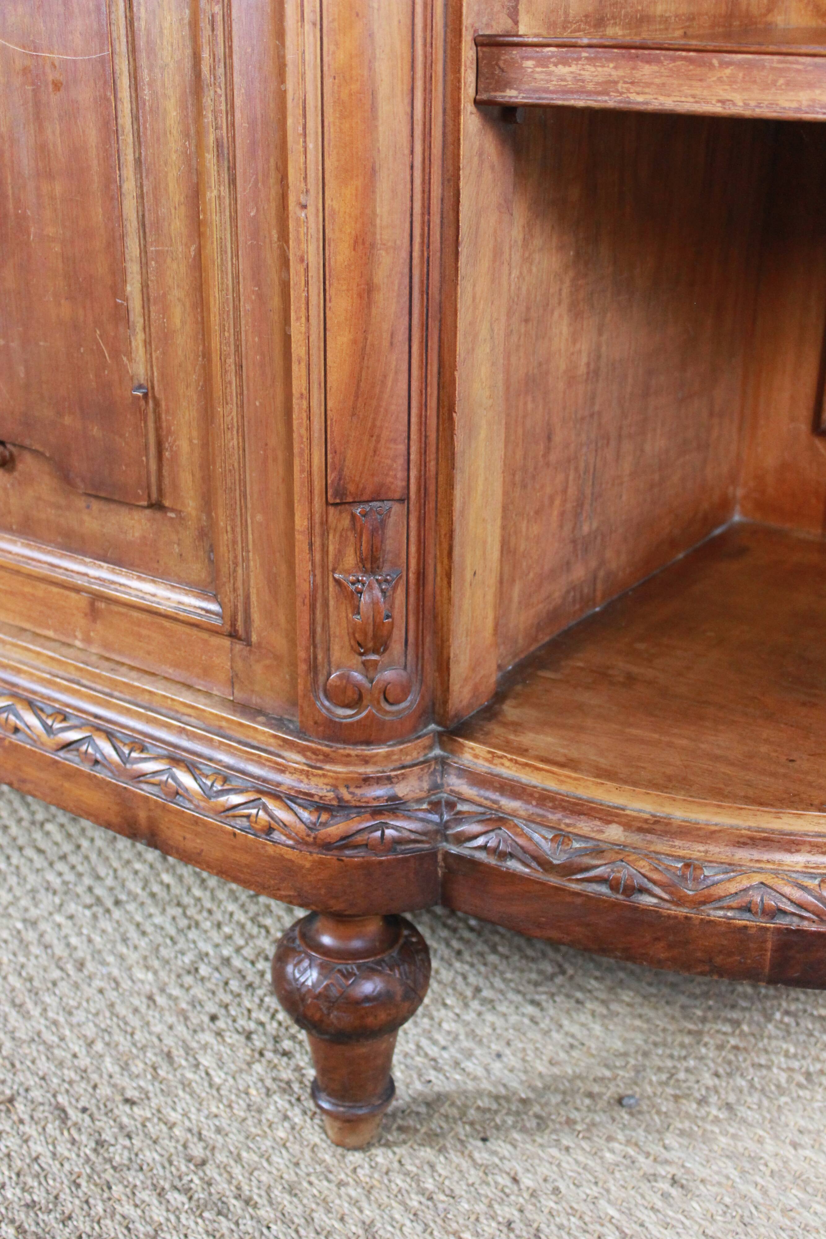 Half-moon shaped serving trolley